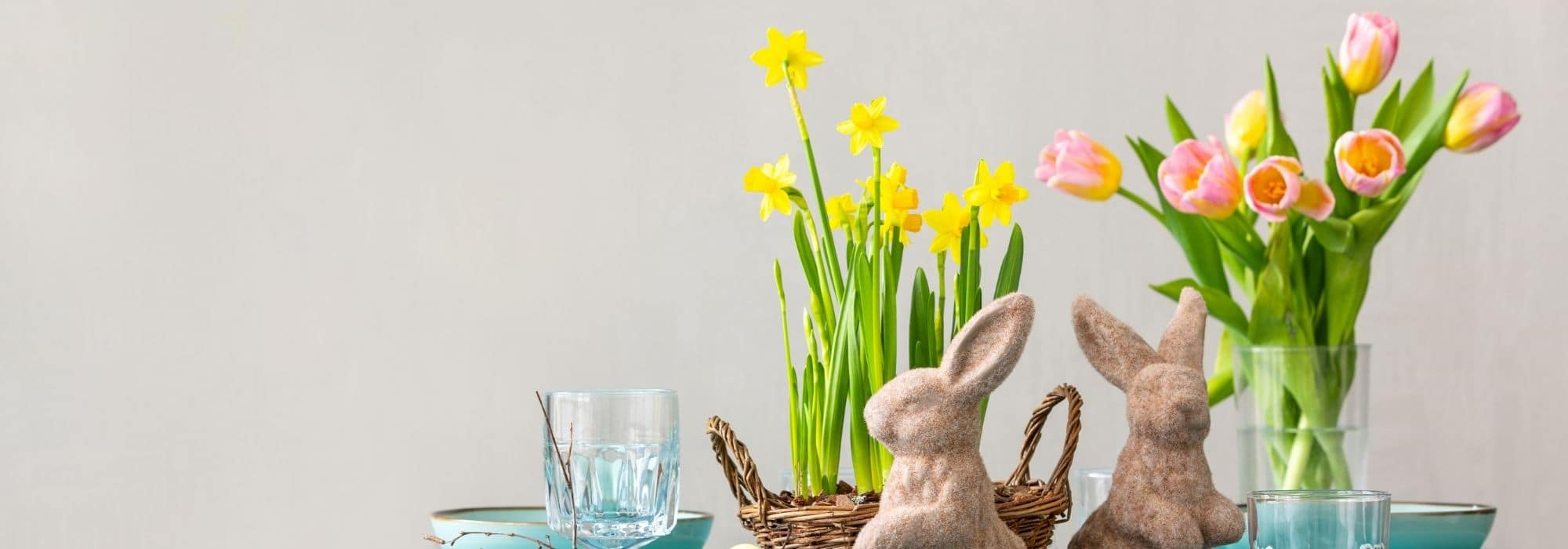 Create a beautiful Easter table decoration.