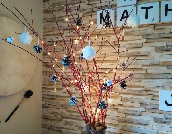 How to make a Christmas tree with dogwood?