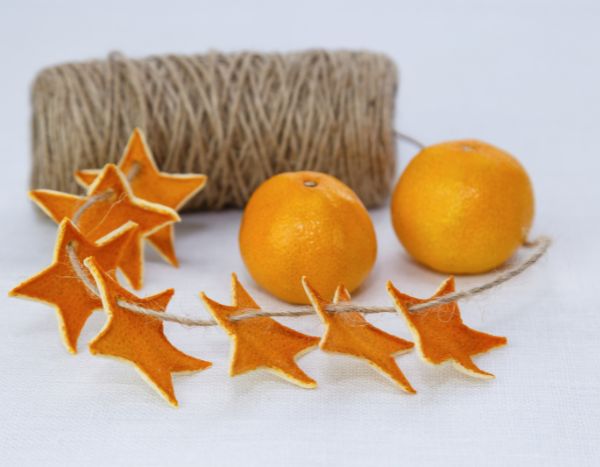How to make a garland with dried orange bark?