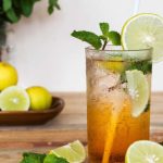 Voici une recette simple et fiable pour préparer du sirop de bergamote maison.

Ingrédients (pour ± 300 ml)
- 250 g de sucre
- 250 ml d'eau
- Zeste fin de 4 à 6 bergamotes (sans la partie blanche qui est amère)
- Jus de 2 bergamotes (± 40–60 ml) — optionnel selon intensité souhaitée

Matériel
- Casserole
- Râpe fine ou zesteur
- Passoire fine ou étamine
- Bouteille ou bocal stérilisé

Préparation
1. Laver soigneusement les bergamotes à l'eau chaude pour éliminer cire et impuretés.  
2. Prélever le zeste à l'aide d'une râpe fine en évitant la peau blanche (albédo). Réserver. Presser 2 fruits pour récupérer le jus si vous en utilisez.  
3. Dans une casserole, porter à ébullition l'eau et le sucre en remuant jusqu'à dissolution complète du sucre. Baisser le feu.  
4. Ajouter les zestes au sirop et laisser frémir doucement 10–15 minutes pour extraire les arômes. Ne pas faire bouillir violemment.  
5. Retirer du feu, laisser refroidir un peu, puis ajouter le jus de bergamote (si utilisé). Mélanger et laisser infuser 30 minutes supplémentaires pour renforcer le parfum.  
6. Filtrer le sirop à travers une passoire fine ou une étamine pour retirer les zestes. Verser dans une bouteille ou un bocal préalablement stérilisé.  

Conservation et utilisation
- Conserver au réfrigérateur : 2 à 3 semaines.  
- Pour une conservation plus longue, mettre en bouteilles et stériliser ou congeler en petites portions.  
- Utilisations : parfumer thés et infusions, cocktails, sodas maison, yaourts, sorbets, desserts pâtissiers, nappage pour crêpes ou pancakes.

Astuce
- Si les bergamotes sont rares, remplacez partiellement par zeste de citron ou d'orange pour alléger le coût tout en gardant la note bergamote.  
- Ne pas utiliser d'huile essentielle non-alimentaire ; si vous utilisez une huile essentielle alimentaire, n'en ajouter qu'une ou deux gouttes très diluées et vérifiez qu'elle est certifiée pour usage alimentaire.

Si vous voulez, je peux adapter la recette pour une grande quantité, pour une version sans sucre (avec édulcorants) ou pour une conservation longue en bocaux stérilisés.