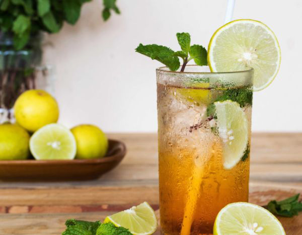 Voici une recette simple et fiable pour préparer du sirop de bergamote maison.

Ingrédients (pour ± 300 ml)
- 250 g de sucre
- 250 ml d'eau
- Zeste fin de 4 à 6 bergamotes (sans la partie blanche qui est amère)
- Jus de 2 bergamotes (± 40–60 ml) — optionnel selon intensité souhaitée

Matériel
- Casserole
- Râpe fine ou zesteur
- Passoire fine ou étamine
- Bouteille ou bocal stérilisé

Préparation
1. Laver soigneusement les bergamotes à l'eau chaude pour éliminer cire et impuretés.  
2. Prélever le zeste à l'aide d'une râpe fine en évitant la peau blanche (albédo). Réserver. Presser 2 fruits pour récupérer le jus si vous en utilisez.  
3. Dans une casserole, porter à ébullition l'eau et le sucre en remuant jusqu'à dissolution complète du sucre. Baisser le feu.  
4. Ajouter les zestes au sirop et laisser frémir doucement 10–15 minutes pour extraire les arômes. Ne pas faire bouillir violemment.  
5. Retirer du feu, laisser refroidir un peu, puis ajouter le jus de bergamote (si utilisé). Mélanger et laisser infuser 30 minutes supplémentaires pour renforcer le parfum.  
6. Filtrer le sirop à travers une passoire fine ou une étamine pour retirer les zestes. Verser dans une bouteille ou un bocal préalablement stérilisé.  

Conservation et utilisation
- Conserver au réfrigérateur : 2 à 3 semaines.  
- Pour une conservation plus longue, mettre en bouteilles et stériliser ou congeler en petites portions.  
- Utilisations : parfumer thés et infusions, cocktails, sodas maison, yaourts, sorbets, desserts pâtissiers, nappage pour crêpes ou pancakes.

Astuce
- Si les bergamotes sont rares, remplacez partiellement par zeste de citron ou d'orange pour alléger le coût tout en gardant la note bergamote.  
- Ne pas utiliser d'huile essentielle non-alimentaire ; si vous utilisez une huile essentielle alimentaire, n'en ajouter qu'une ou deux gouttes très diluées et vérifiez qu'elle est certifiée pour usage alimentaire.

Si vous voulez, je peux adapter la recette pour une grande quantité, pour une version sans sucre (avec édulcorants) ou pour une conservation longue en bocaux stérilisés.