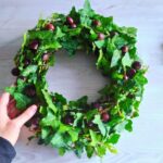 How to create a beautiful Christmas crown with ivy and chestnuts?