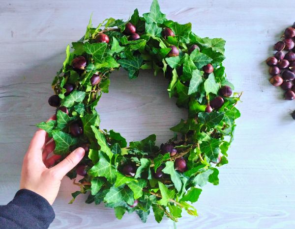 How to create a beautiful Christmas crown with ivy and chestnuts?