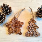 Create your natural Christmas decorations with pine cones and cardboard