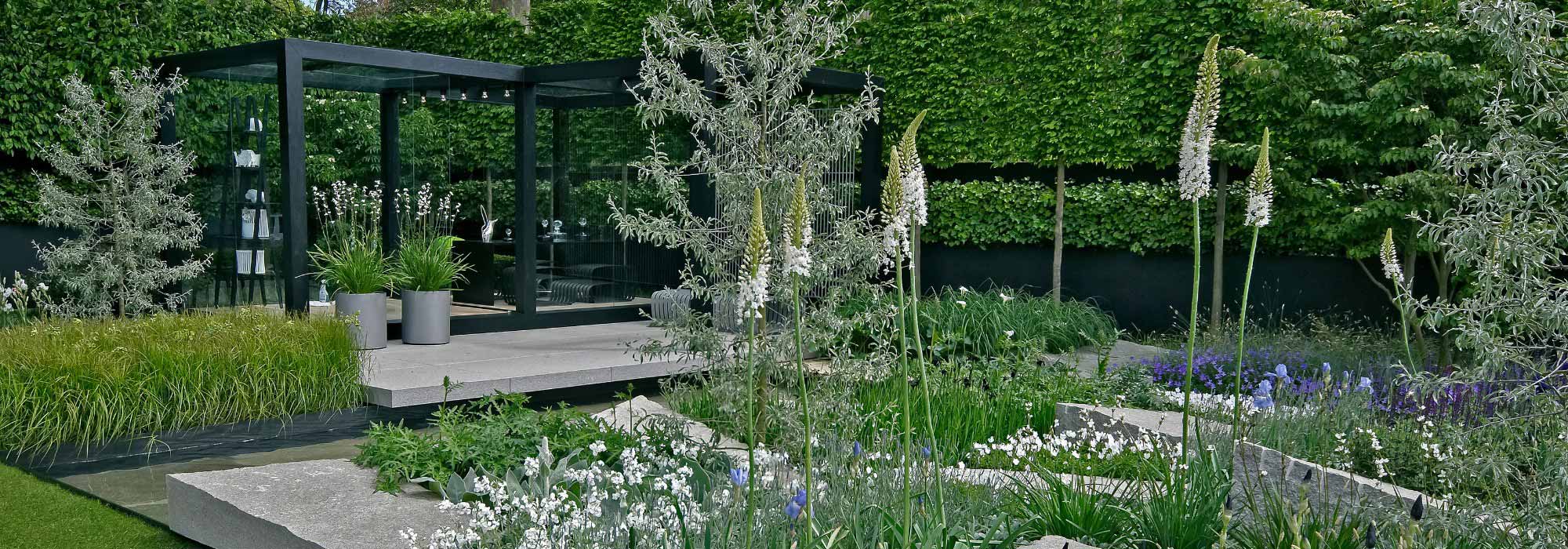 Silvery-white garden: our ideas and tips