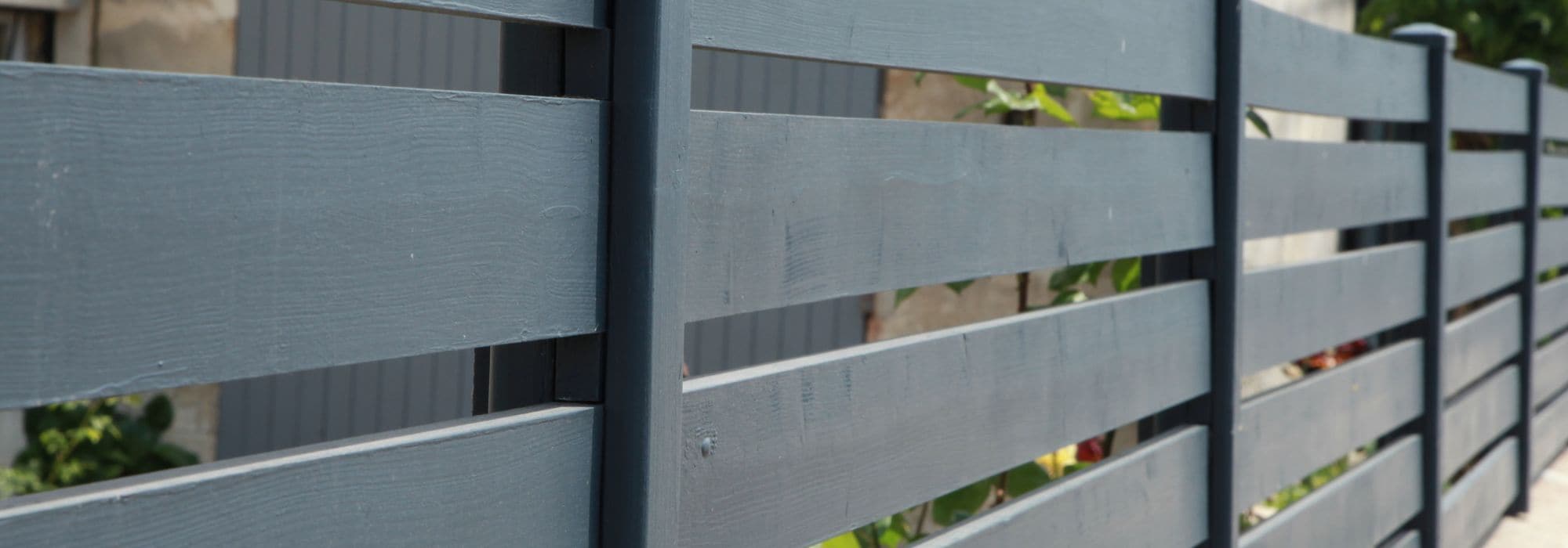 Which fence to choose for a garden exposed to the wind?