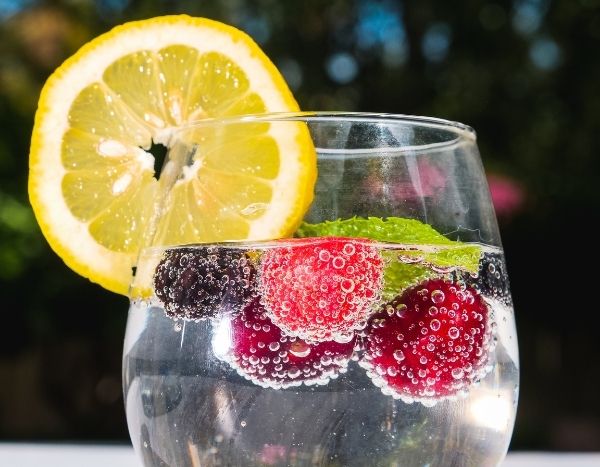 How to prepare flavoured water with plants and fruits from the garden?