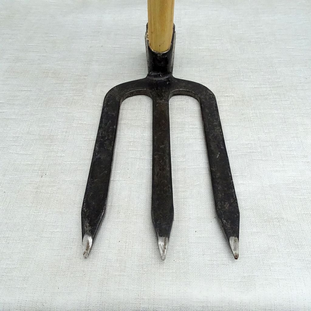 Three-pronged forged steel hoe - Gschwind's artisanal range
