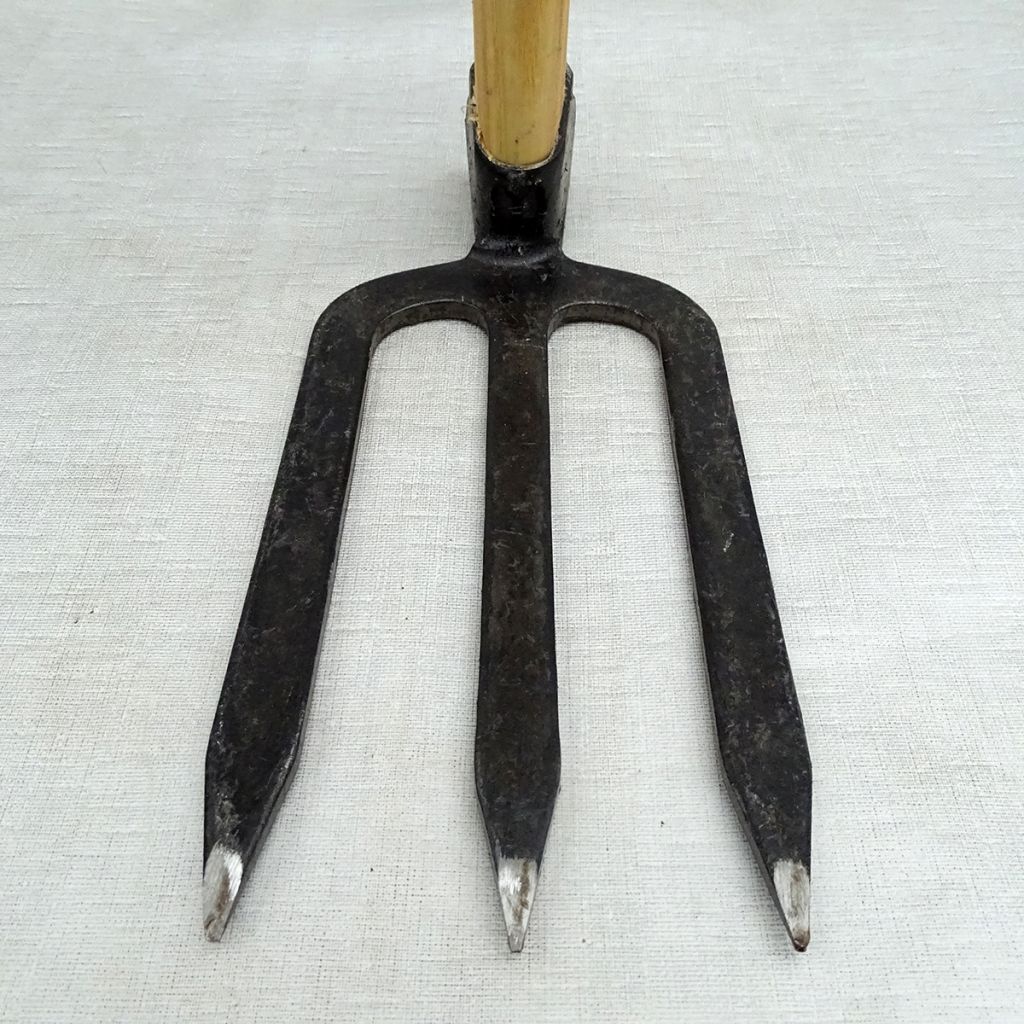 Three-pronged forged steel hoe - Gschwind's artisanal range