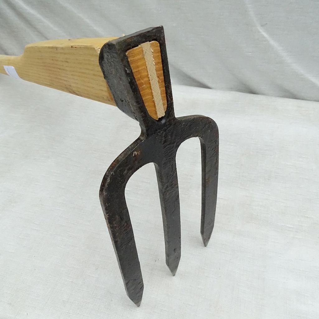 Three-pronged forged steel hoe - Gschwind's artisanal range