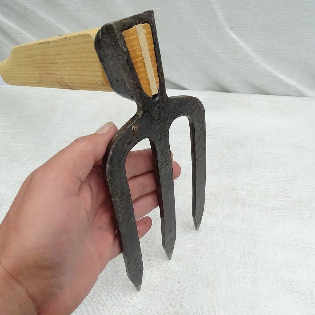 Three-pronged forged steel hoe - Gschwind's artisanal range