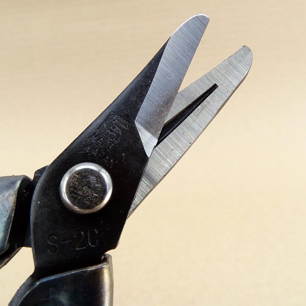 Curved blade spruce - rounded tips.