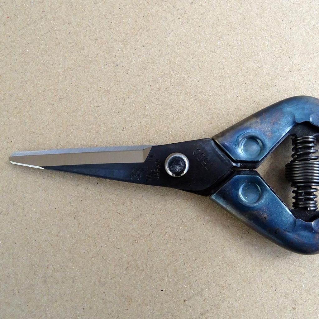 Long-bladed harvesting scissors