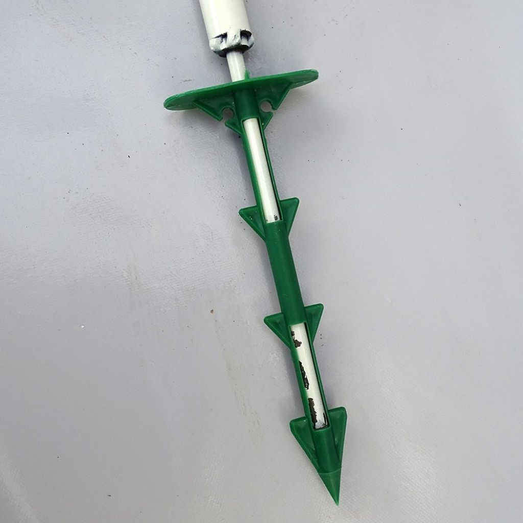 Installation tool for polypropylene or biodegradable nails for mulching
