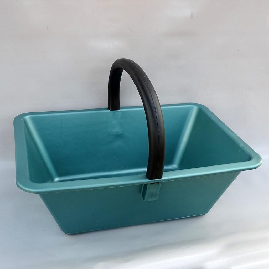 Harvest basket with a lightweight and sturdy handle
