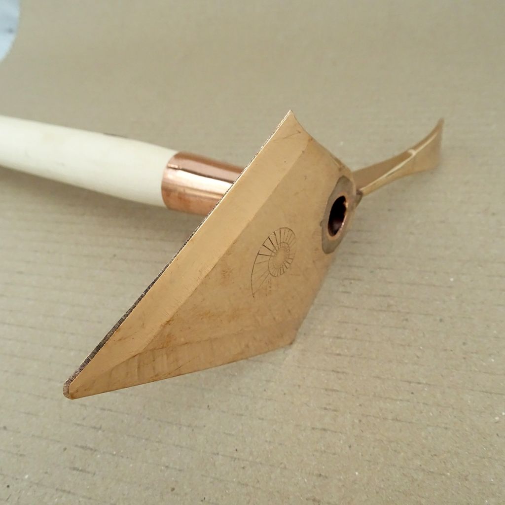 Polux long-handled hoe with a copper blade and tongue - PKS Bronze range